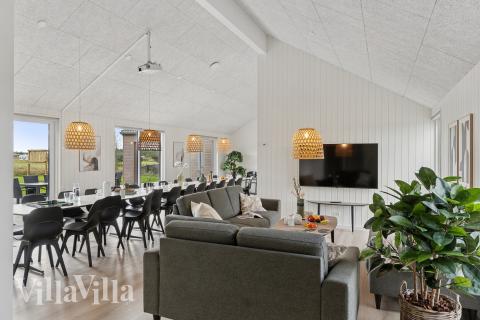 Sofaen i luksushus nr. 783 i Tyskland er perfekt for å hygge seg med et brettspill eller se en film sammen.