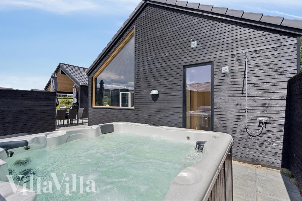 Nyt varmen i boblebadet i luksushus nr. 783 i Tyskland