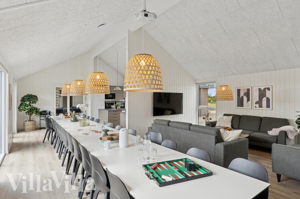 Det er plass til 26 personer i det store lyse oppholdsrommet i luksushus nr. 780.