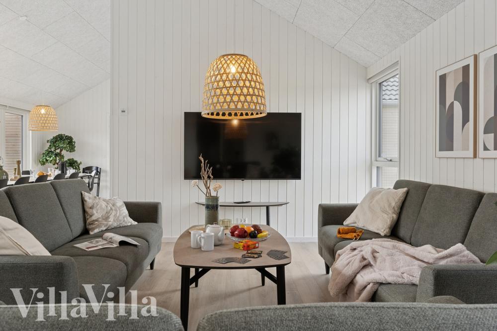 Sofaen i luksushus nr. 780 i Tyskland er perfekt for å hygge seg med et brettspill eller se en film sammen.