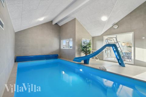 Feriehus 782 har et flott basseng med sklie, et stort innebygd boblebad og en badstue