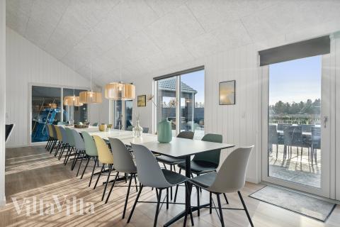 Det er plass til 24 personer i det store lyse oppholdsrommet i luksushus nr. 782.