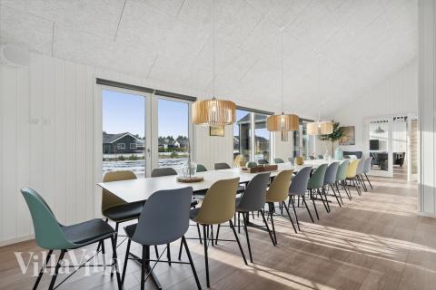 Det er god plass til at 24 personer sitter sammen i feriehusets oppholdsrom under et besøk i luksushus 782 i Tyskland.