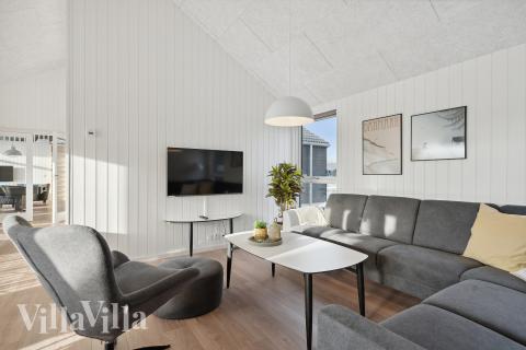 Sofaen i luksushus nr. 782 i Tyskland er perfekt for å hygge seg med et brettspill eller se en film sammen.