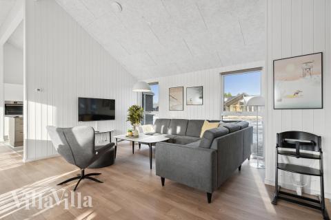 Det er god plass til hygge i feriehusets sofagruppe under oppholdet i luksushus nr. 782