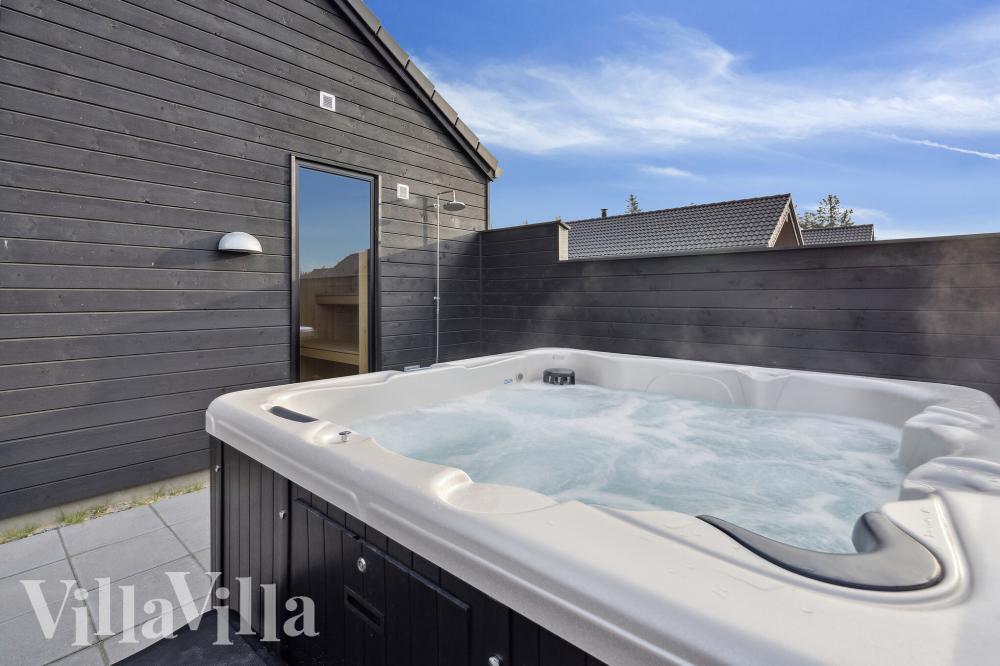 Nyt varmen i boblebadet i luksushus nr. 782 i Tyskland
