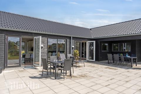 Luksushus nr. 782 har en deilig terrasse med gode hagemøbler til 24 personer.