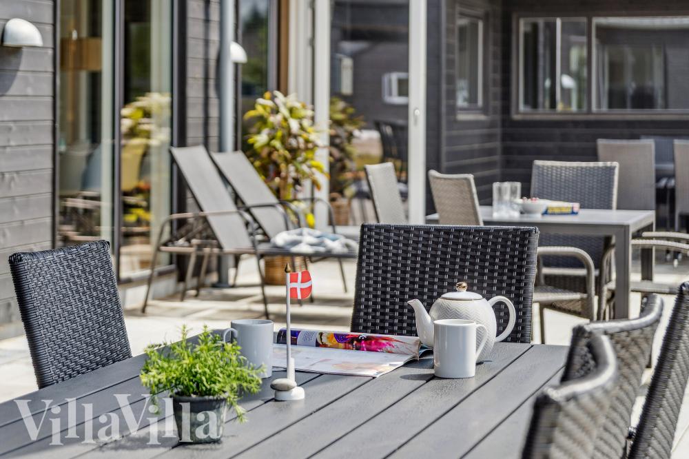 Nyt en grillkveld på terrassen i luksushus nr. 782 i Tyskland