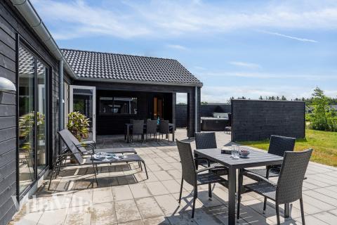 På terrassen i feriehus nr. 782 er det plass til 24 personer.