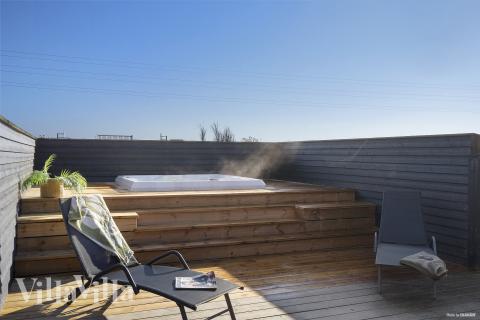 Nyt varmen i boblebadet i luksushus nr. 528 i Vestjylland