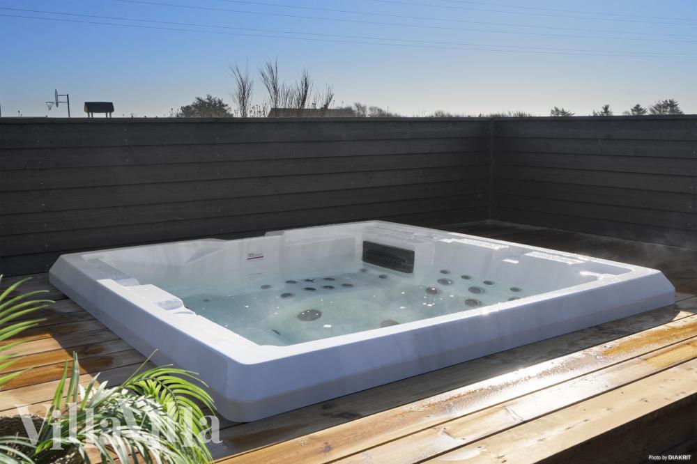Slapp av i boblebadet i luksushus nr. 528 i Vestjylland.