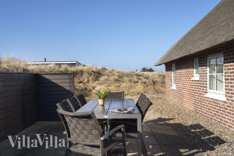 Nyt en grillkveld på terrassen i luksushus nr. 528 i Vestjylland