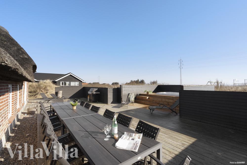 På terrassen i feriehus nr. 528 er det plass til 28 personer.