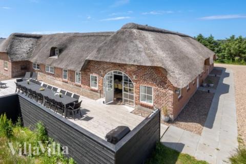 Dette lekre huset med svømmebasseng, nr. 528, med plass til 28 personer, ligger i Vestjylland