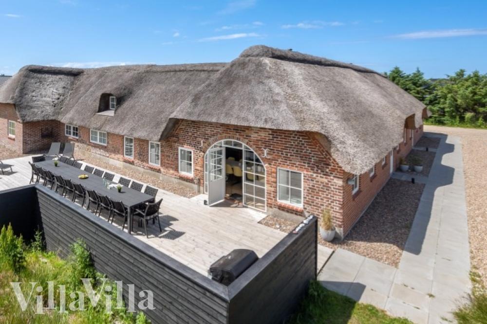 Dette lekre huset med svømmebasseng, nr. 528, med plass til 28 personer, ligger i Vestjylland