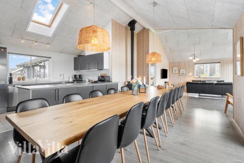 Det er plass til 18 personer i det store lyse oppholdsrommet i luksushus nr. 322.