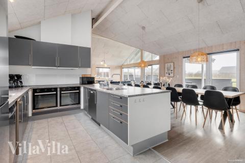 Kjøkkenet i luksushus nr. 322 er fullt utstyrt så dere lett kan lage mat til 18 personer.