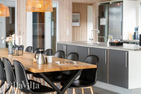 Oppholdsrom med plass til 18 i luksushus nr. 322.