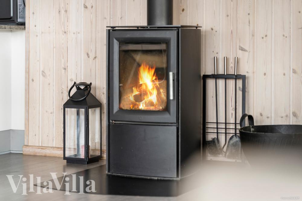 Det er god plass til hygge i feriehusets sofagruppe under oppholdet i luksushus nr. 322