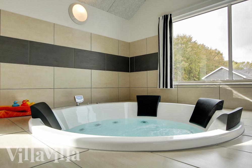Nyt varmen i boblebadet i luksushus nr. 330 i Østjylland