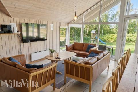 Sofaen i luksushus nr. 159 i Lolland/Falster/Møn er perfekt for å hygge seg med et brettspill eller se en film sammen.