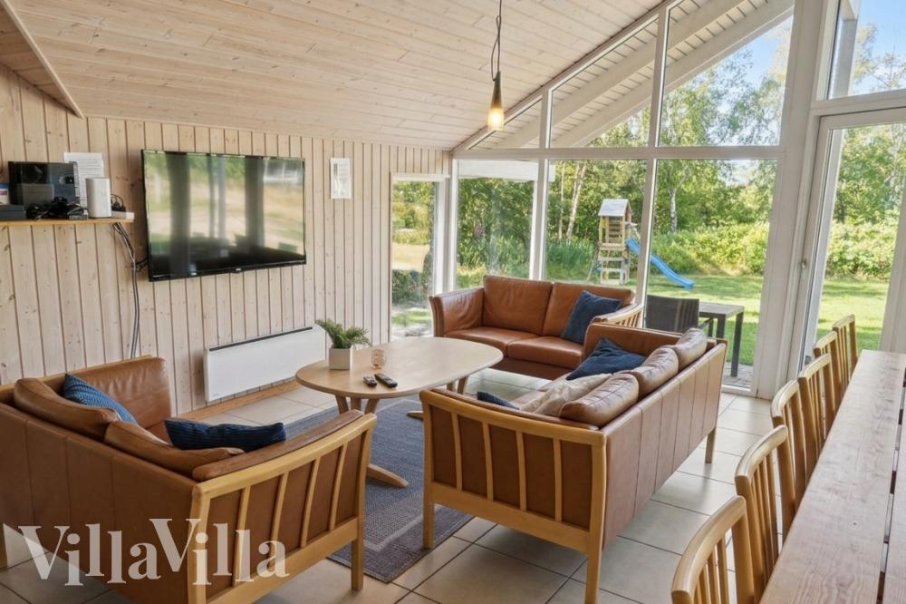 Sofaen i luksushus nr. 159 i Lolland/Falster/Møn er perfekt for å hygge seg med et brettspill eller se en film sammen.