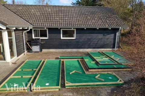 I det attraktive feriehuset nr. 159 i Lolland/Falster/Møn finnes det mengder av utendørsaktiviteter, som leketårn og huskestativ.