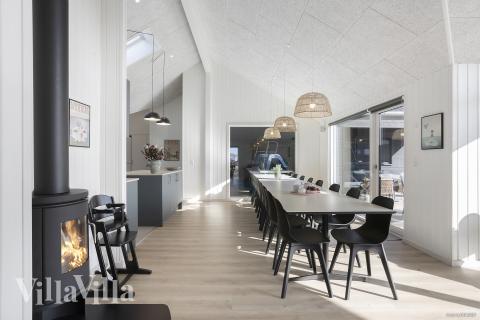 Det er plass til 18 personer i det store lyse oppholdsrommet i luksushus nr. 907.