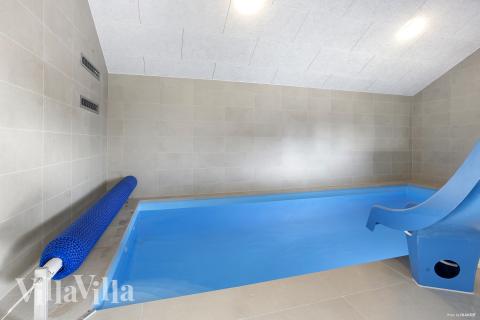 Feriehus 907 har et flott basseng med sklie, et stort innebygd boblebad og en badstue