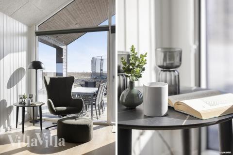 Sofaen i luksushus nr. 907 i Fyn og øyer er perfekt for å hygge seg med et brettspill eller se en film sammen.