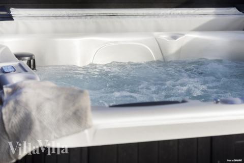 Nyt varmen i boblebadet i luksushus nr. 907 i Fyn og øyer