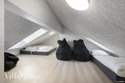 Noen av de 18 soveplassene i luksushus nr. 907 finnes på hems