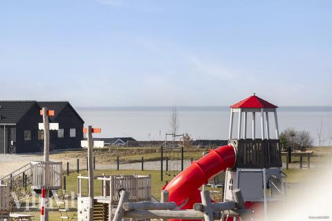 I det attraktive feriehuset nr. 907 i Fyn og øyer finnes det mengder av utendørsaktiviteter, som leketårn og huskestativ.