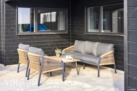 Luksushus nr. 907 har en deilig terrasse med gode hagemøbler til 18 personer.