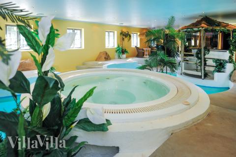 Det flotte bassenget i luksushus nr. 951 til 18 personer