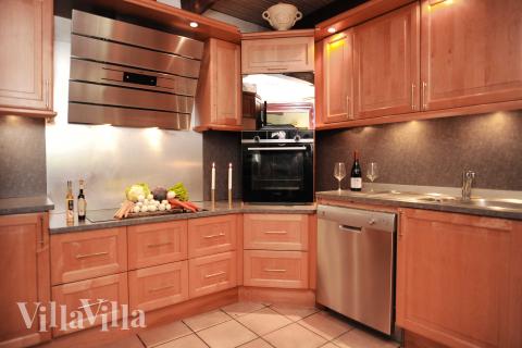 Kjøkkenet i luksushus nr. 951 er fullt utstyrt så dere lett kan lage mat til 18 personer.