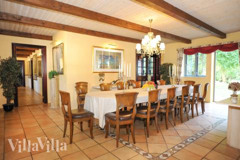 Det er plass til 18 personer i det store lyse oppholdsrommet i luksushus nr. 951.