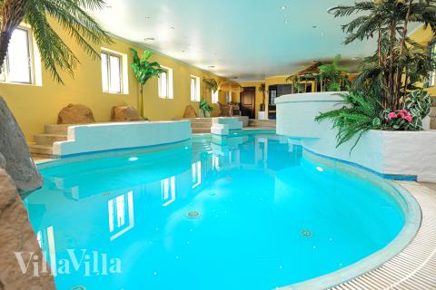 Feriehus 951 har et flott basseng med sklie, et stort innebygd boblebad og en badstue