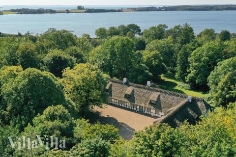 Dette lekre huset med svømmebasseng, nr. 951, med plass til 18 personer, ligger i Fyn og øyer