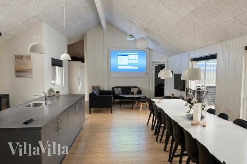 Det er plass til 20 personer i det store lyse oppholdsrommet i luksushus nr. 457.