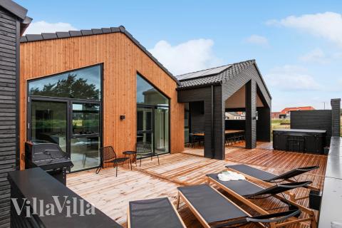 Nyt en grillkveld på terrassen i luksushus nr. 682 i Nordjylland