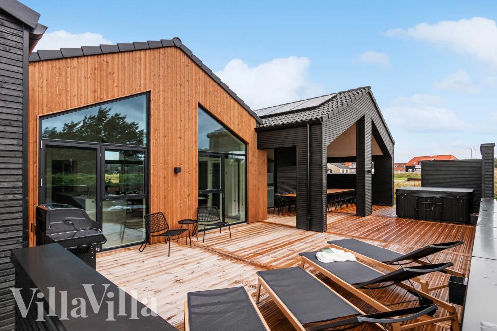 Nyt en grillkveld på terrassen i luksushus nr. 682 i Nordjylland