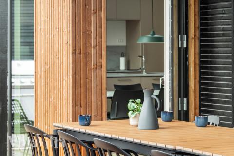 På terrassen i feriehus nr. 682 er det plass til 18 personer.