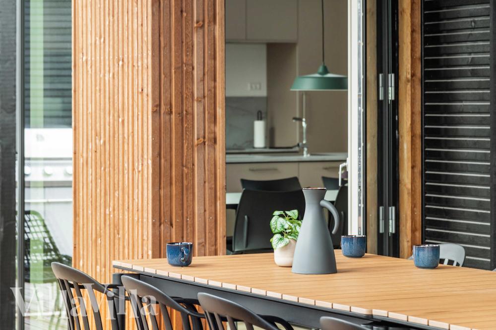 På terrassen i feriehus nr. 682 er det plass til 18 personer.