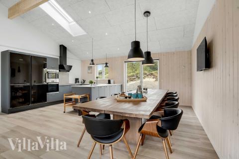 Det er plass til 12 personer i det store lyse oppholdsrommet i luksushus nr. 945.