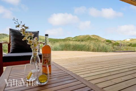 Nyt en grillkveld på terrassen i luksushus nr. 945 i Nordjylland