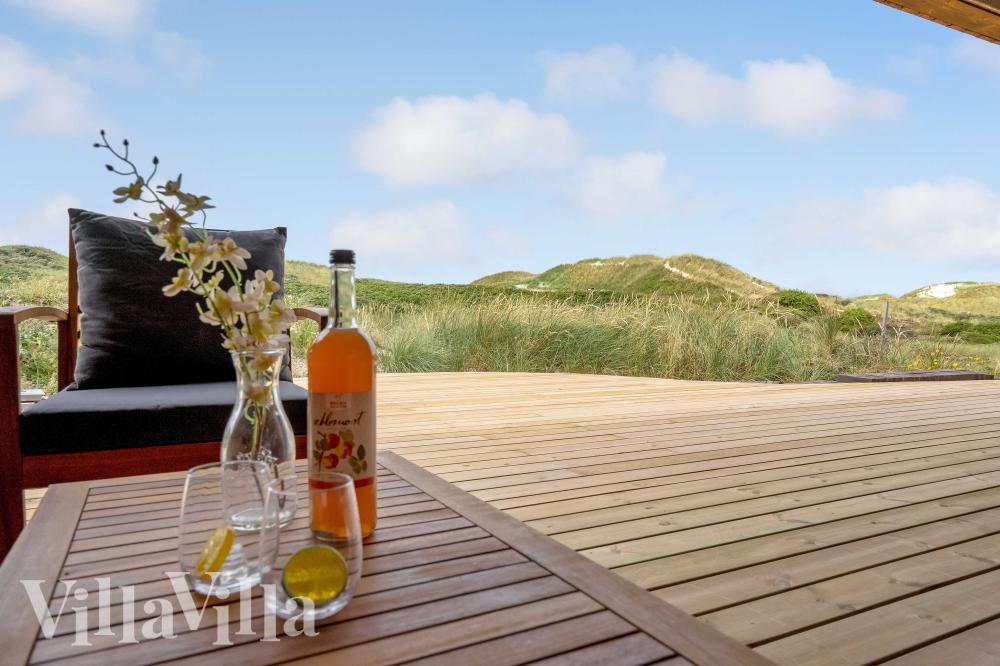 Nyt en grillkveld på terrassen i luksushus nr. 945 i Nordjylland