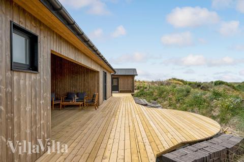 På terrassen i feriehus nr. 945 er det plass til 12 personer.