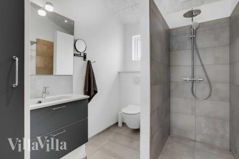 Det finnes bad med dusj i luksushus nr. 945 til 12 personer.