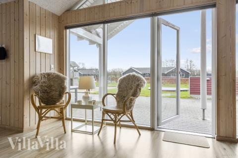 Det er god plass til at 16 personer sitter sammen i feriehusets oppholdsrom under et besøk i luksushus 286 i Sydjylland.